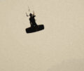 Kitesurfer fliegt mit Board über den Wellen - Kite2Connect